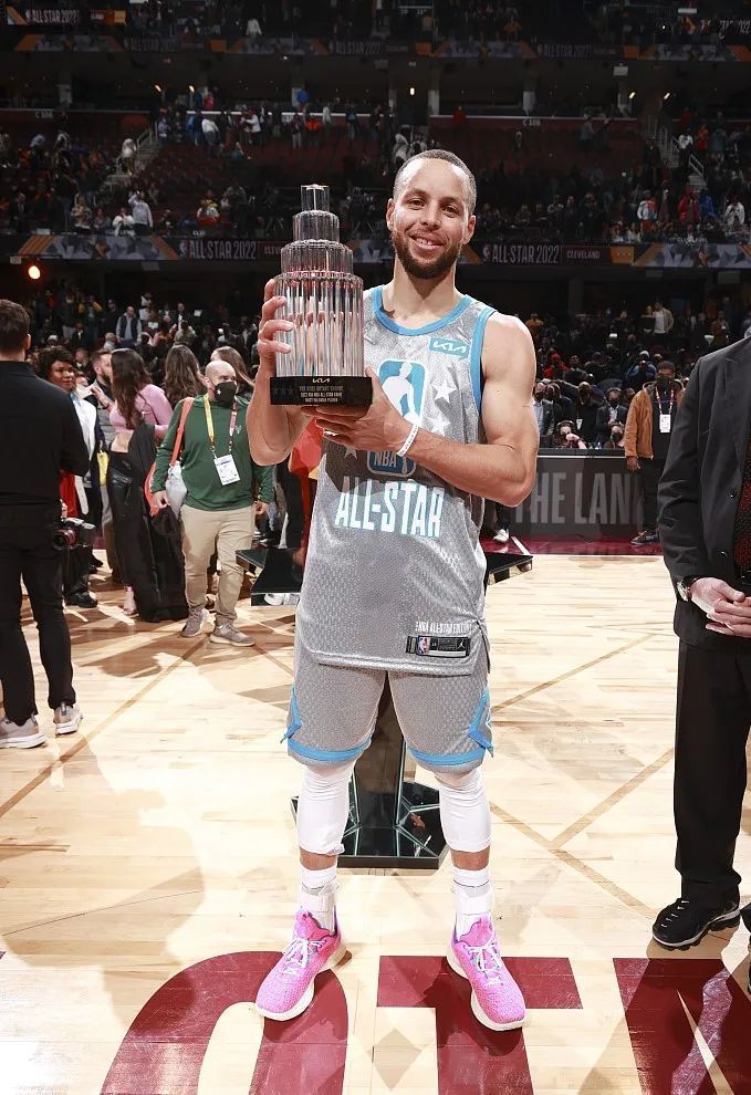 复出有望？老鹰队记：特雷·杨在赛前热身中进行投篮训练（复出可期？老鹰记者：特雷·杨赛前热身进行投篮训练）