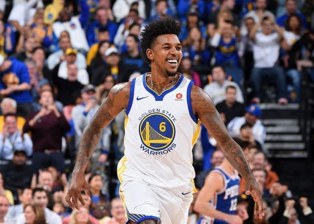 致敬球队传奇，多特官方商城为球迷免费印11号罗伊斯（多特蒙德官方商城免费印制罗伊斯11号 致敬球队传奇）