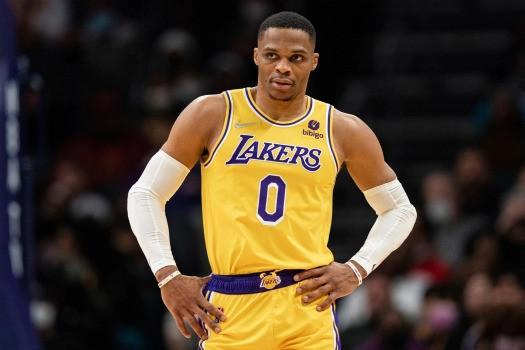 NBA战报：里夫斯44分11助，八村塁绝杀，湖人123-120猛龙（里夫斯轰44分11助攻，八村塁压哨绝杀，湖人123-120险胜猛龙）