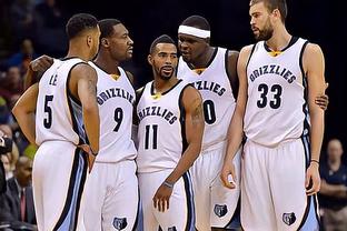 斯基拉：尤文正在研究冬窗签中卫，但补强中场依然是主要目标（斯基拉：尤文冬窗考虑引进中卫，中场补强仍是首要任务）