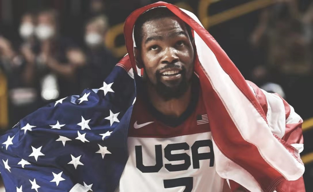 76人加时123-114力克雄鹿，马克西狂轰54分带队送雄鹿三连败（马克西轰下54分，76人加时123-114击败雄鹿送其三连败）